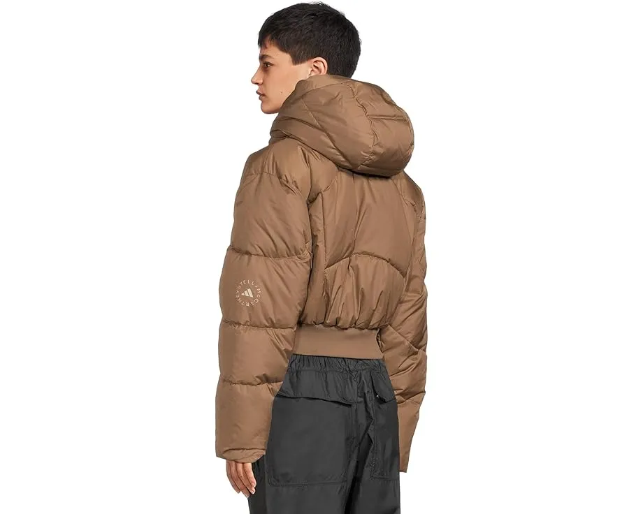 Короткая утепленная зимняя куртка adidas by Stella McCartney с капюшоном и ветрозащитой