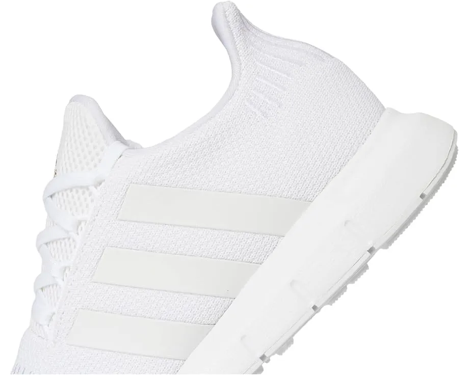 Беговые кроссовки Adidas Swift Run с текстильным верхом