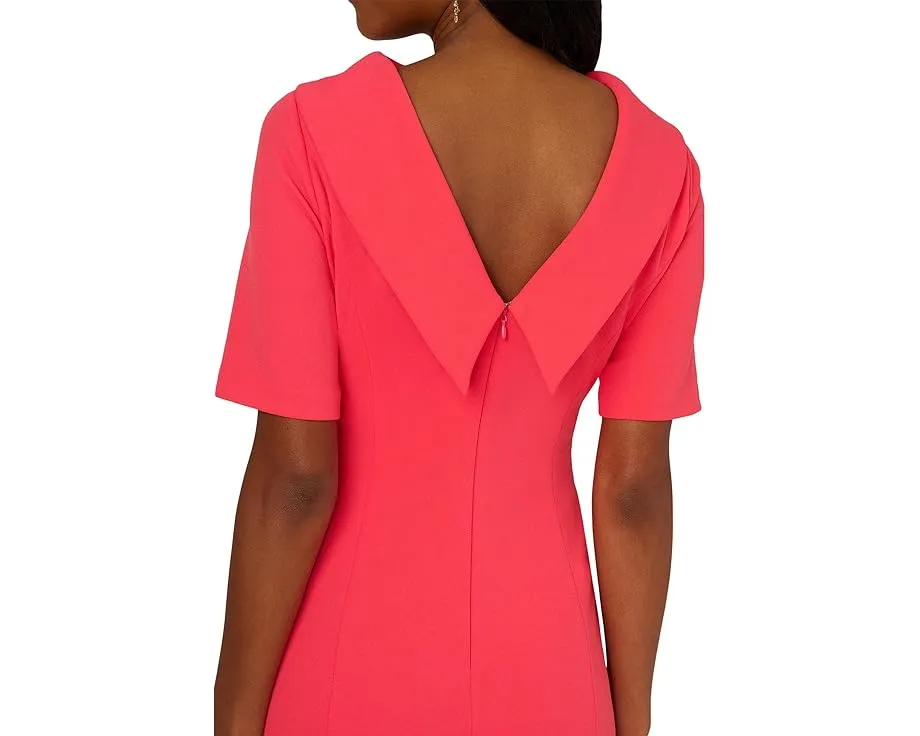 Платье-футляр с воротником-стойкой и V-образной спиной от Adrianna Papell
