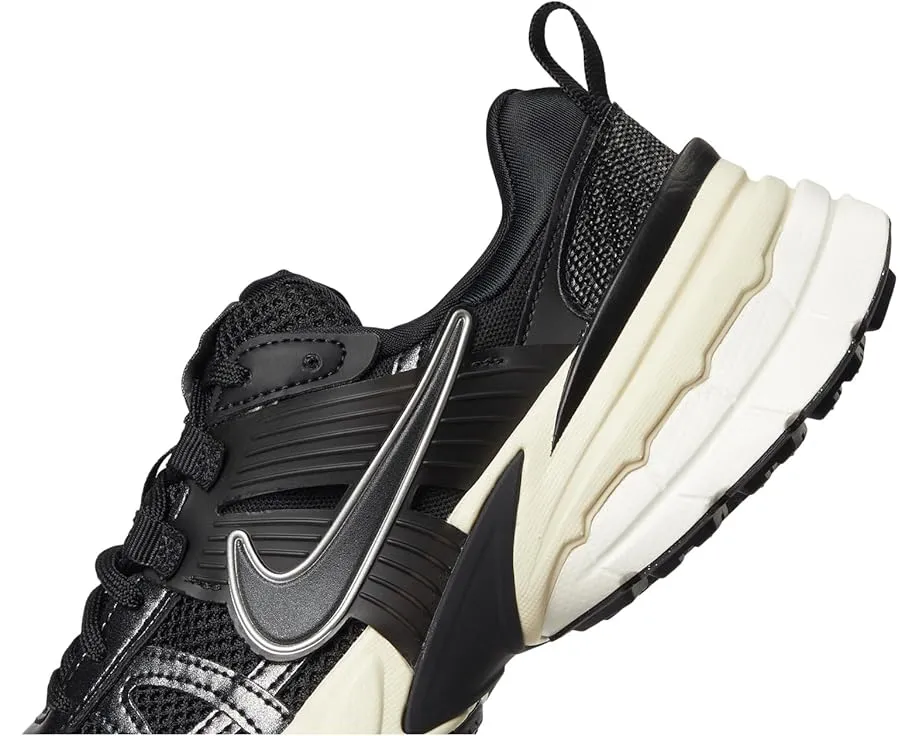 Кроссовки Nike V2K Run в ретро-стиле с массивной подошвой