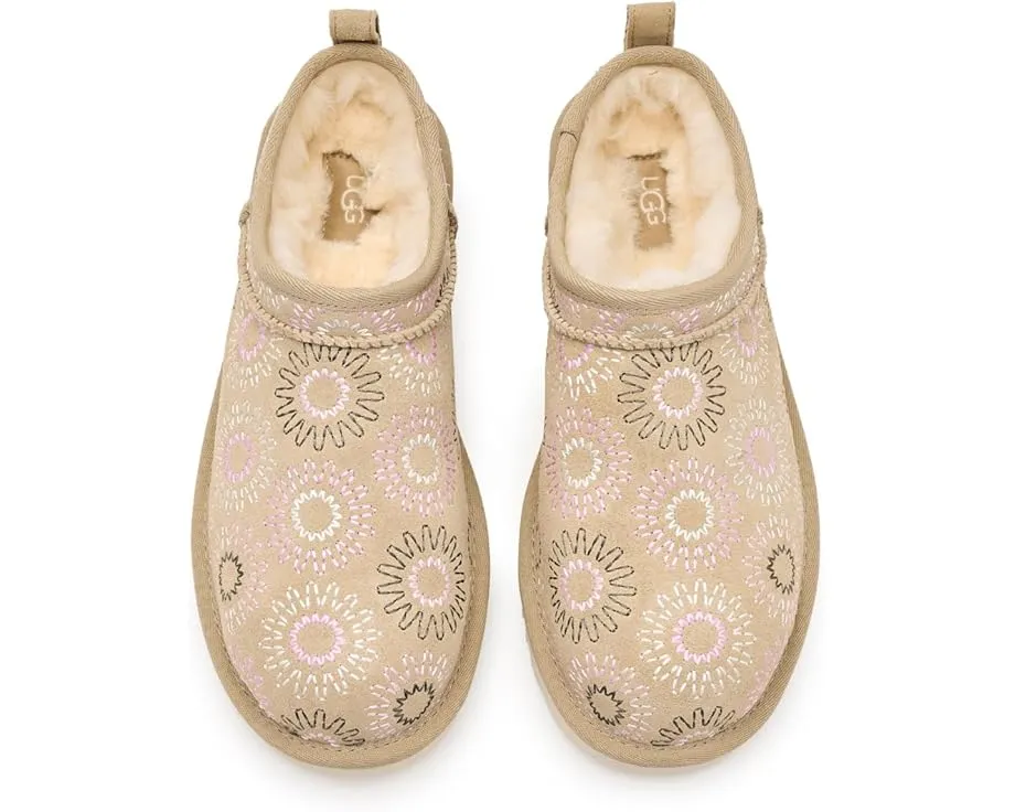 Угги Classic Micro Sun Stitch с вышитым логотипом