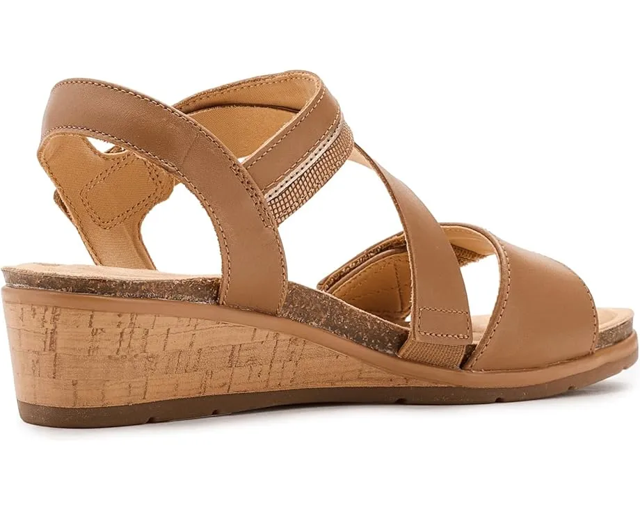 Clarks Kacha Wave сандалии на низком клине из мягкой кожи и контрастными ремешками