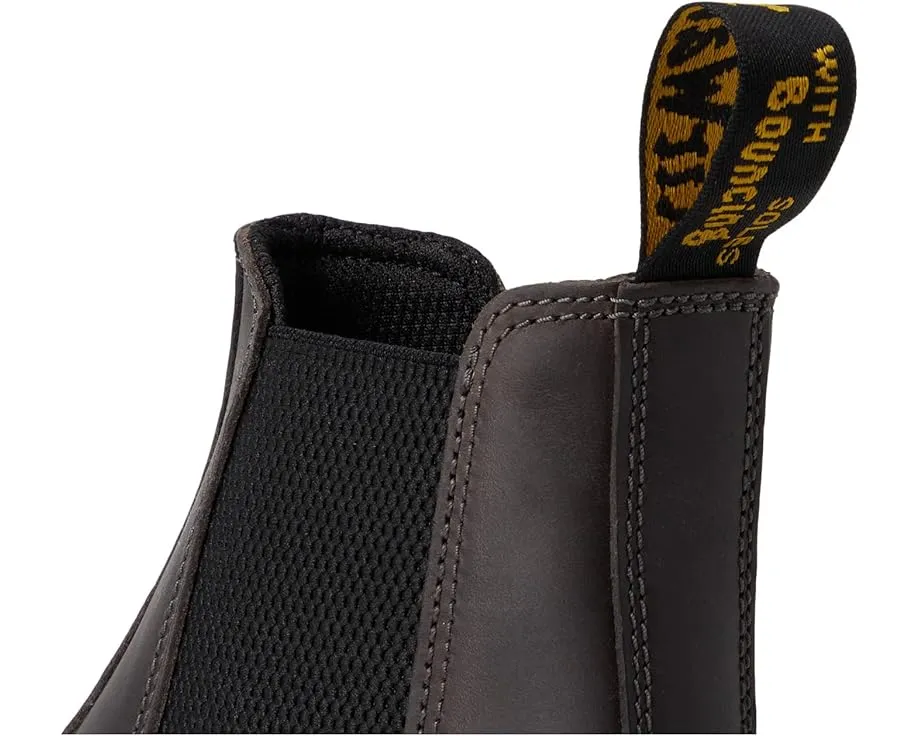 Челси Dr. Martens Embury с прочной кожей и выраженным протектором