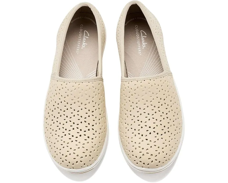 Слипоны Breezesky Air от Clarks с эластичными вставками и стелькой Cloudsteppers