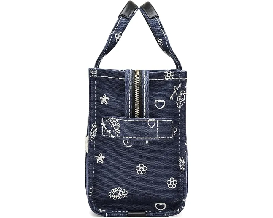 Маленькая сумка тоут The Bandana Canvas с бандана принтом и регулируемым ремнем Marc Jacobs