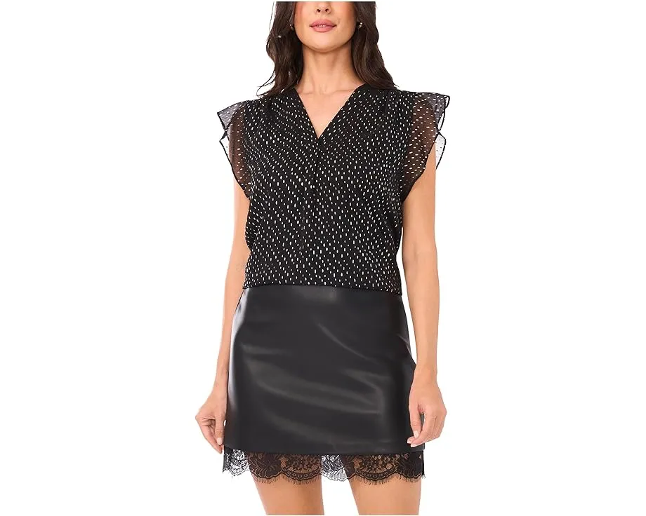 Блуза Vince Camuto V-Neck Ruffle Sleeve с узором черного цвета