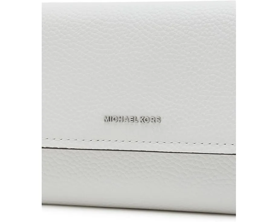 Клатч MICHAEL Michael Kors Jet Set Medium White на запястье