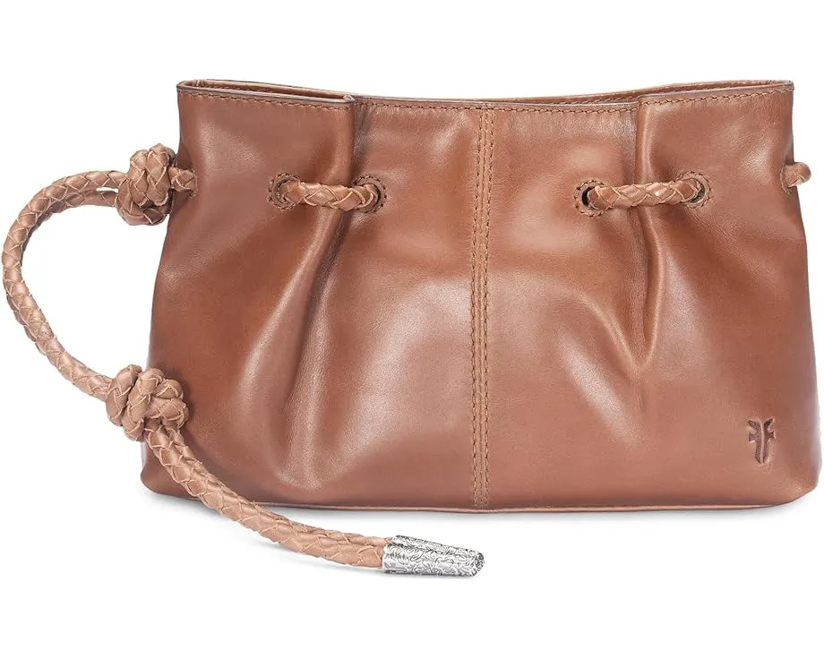 Клатч-браслет Frye Caroline из состаренной кожи на запястье