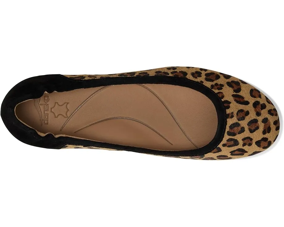 Балетки Dansko Madisen с леопардовым принтом и технологией Natural Arch