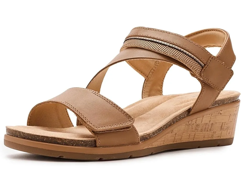 Clarks Kacha Wave сандалии на низком клине из мягкой кожи и контрастными ремешками