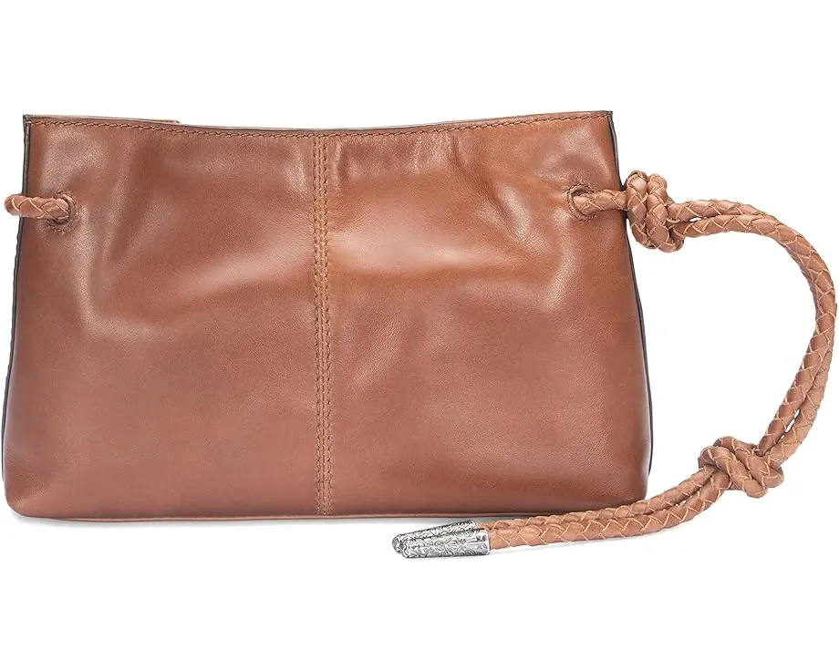 Клатч-браслет Frye Caroline из состаренной кожи на запястье