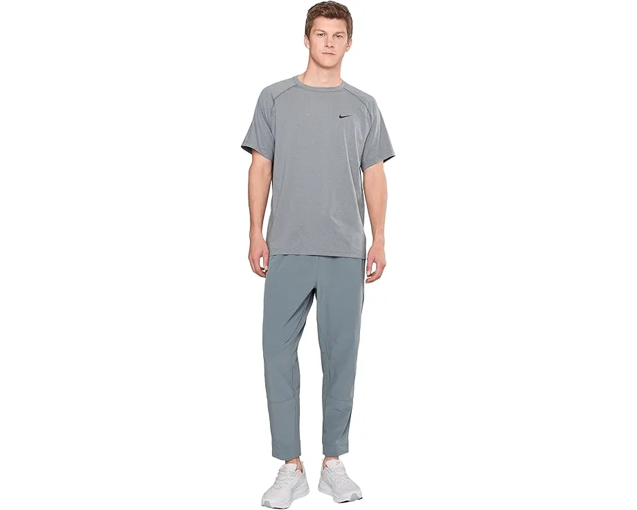 Брюки Nike Unlimited Dri FIT с зауженным кроем и карманами на молнии