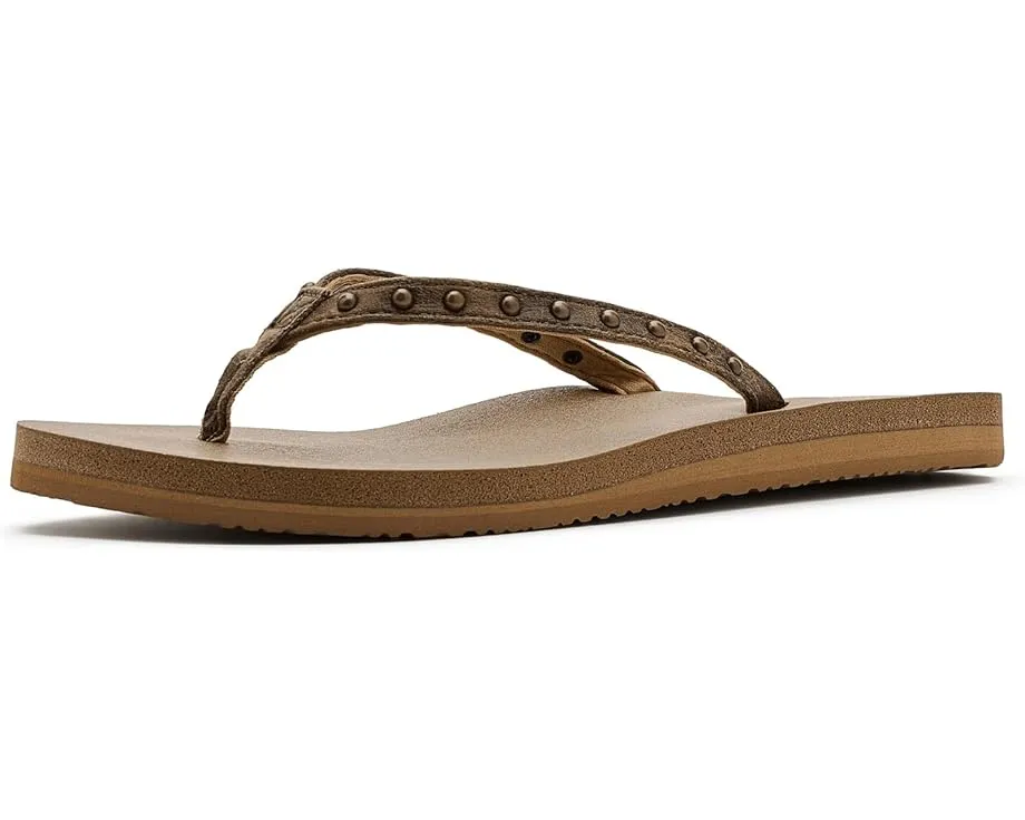 Sanuk Сандалии Yoga Joy II Stud с ремешком на заклепках и стелькой из коврика для йоги