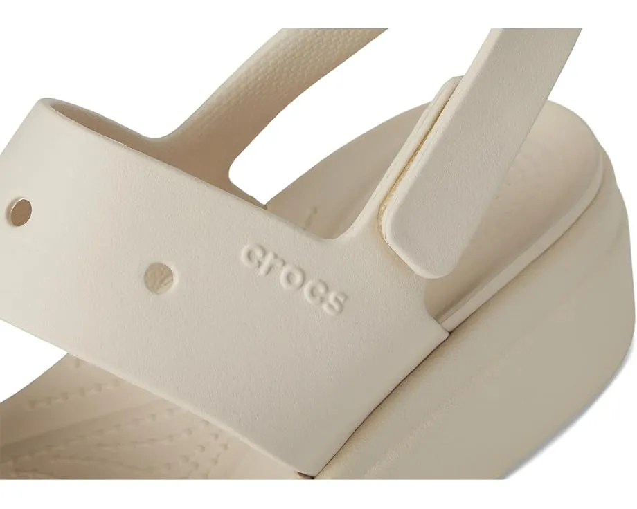 Сандалии Crocs Brooklyn 4U на низком клине с регулируемым ремешком и стелькой из ЭВА