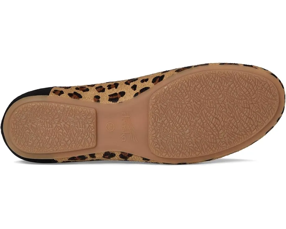 Балетки Dansko Madisen с леопардовым принтом и технологией Natural Arch