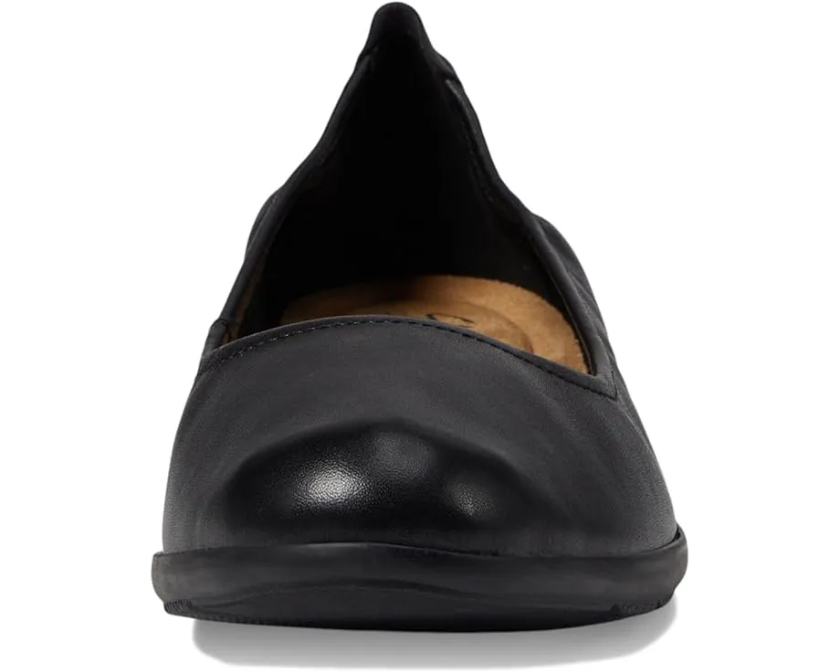 Классические лоферы Jenette Ease с перфорацией и стелькой для комфорта Clarks