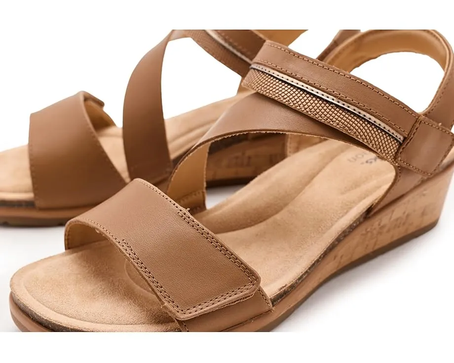 Clarks Kacha Wave сандалии на низком клине из мягкой кожи и контрастными ремешками