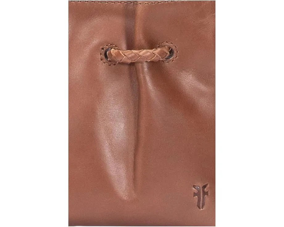 Клатч-браслет Frye Caroline из состаренной кожи на запястье