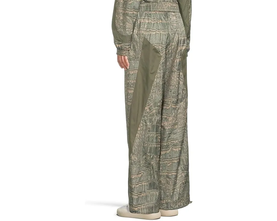 Брюки-джоггеры adidas by Stella McCartney с принтом крокодила и поясом на шнурке