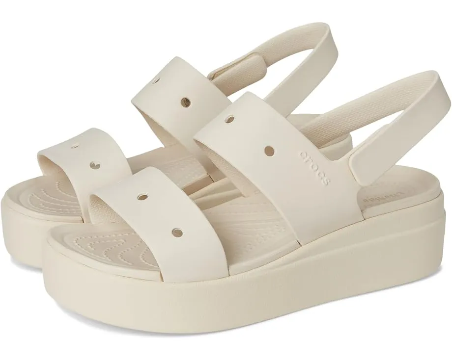 Сандалии Crocs Brooklyn 4U на низком клине с регулируемым ремешком и стелькой из ЭВА