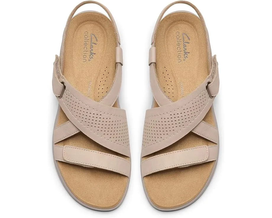 Сандалии Maelynn Gem Clarks из нубука с металлическими деталями на клиновидном каблуке