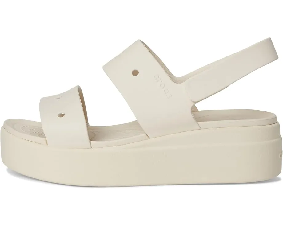 Сандалии Crocs Brooklyn 4U на низком клине с регулируемым ремешком и стелькой из ЭВА