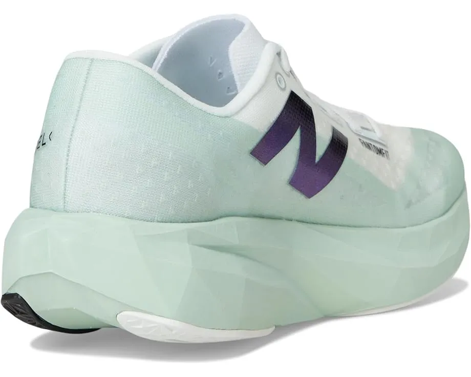 Беговые кроссовки New Balance FuelCell Rebel v4 с пеной FuelCell и светоотражающими элементами