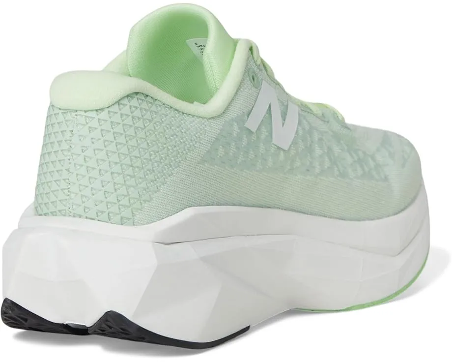 Беговые кроссовки New Balance FuelCell SuperComp Trainer v3 с карбоновой пластиной