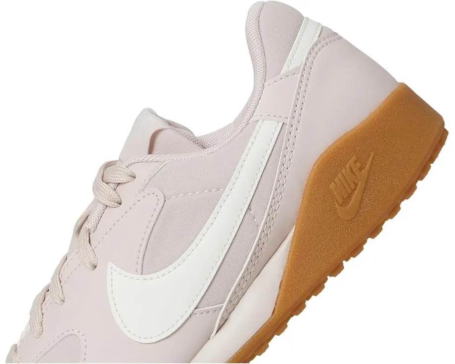 Кроссовки Nike Terra Manta с текстильно-кожаным верхом и ретро стилем