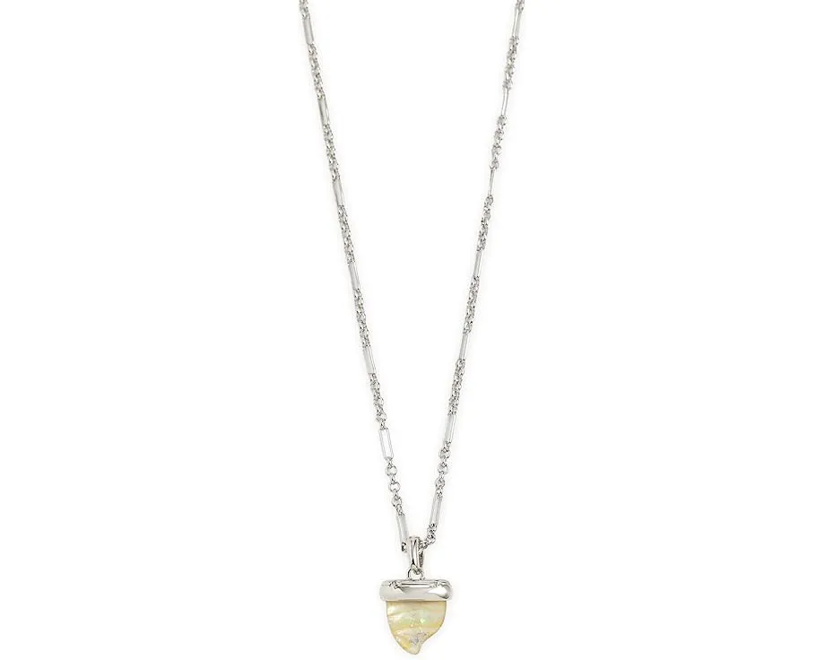 Короткое колье Kendra Scott Oleana с подвеской из перламутра в форме акульего зуба