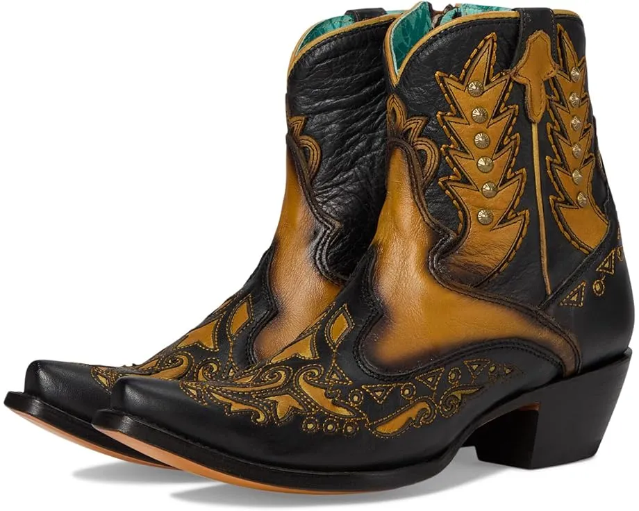 Ботинки Corral A4763 с вышивкой и заклепками на кожаном верхе и каблуком кубинского стиля