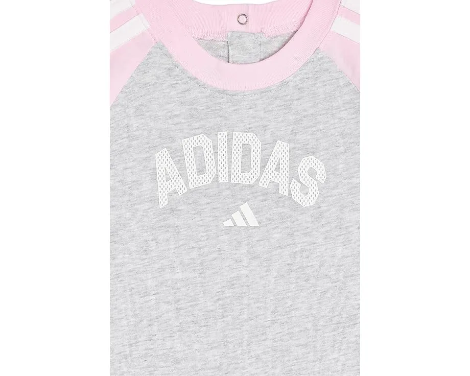 Детский комбинезон adidas Kids с регланными рукавами и принтом