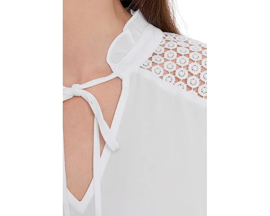 Блуза Lorelei с кружевной кокеткой и воротником-жабо NYDJ