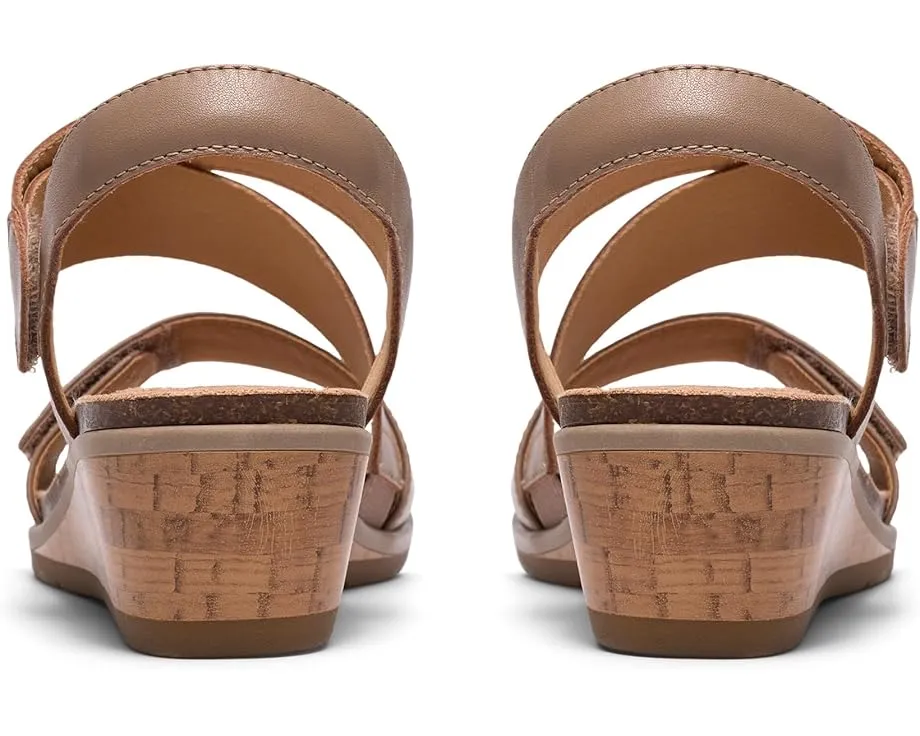 Clarks Kacha Wave сандалии на низком клине из мягкой кожи и контрастными ремешками