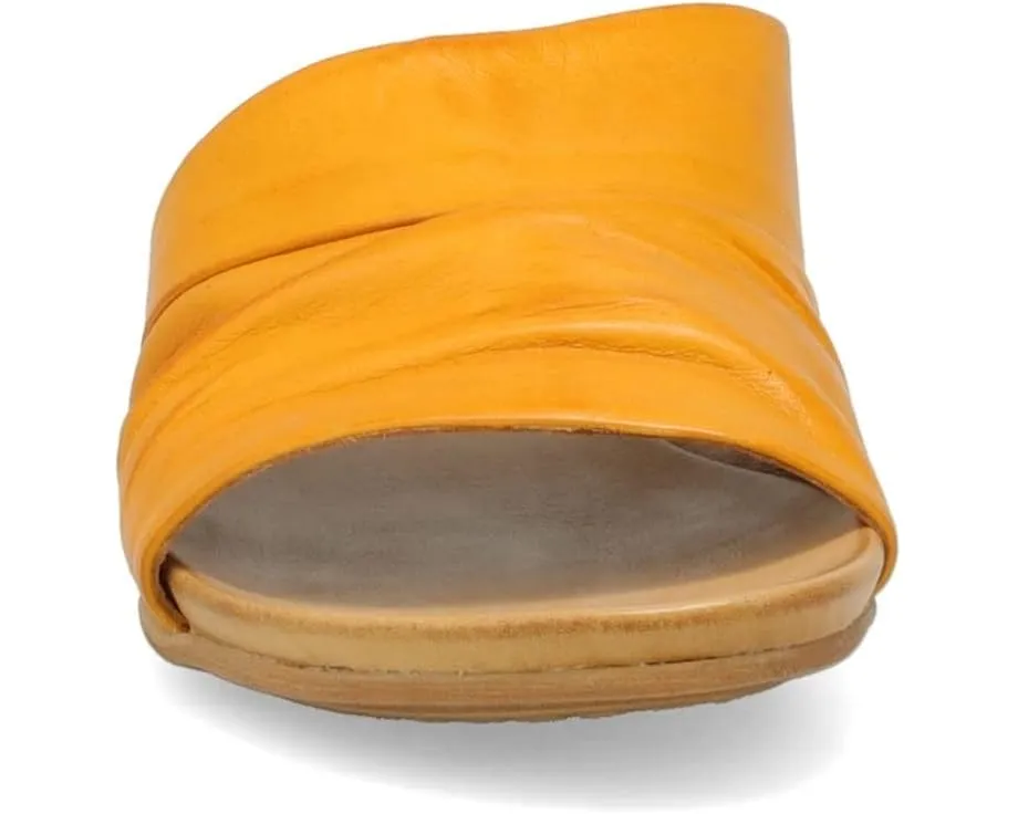 Сандалии Miz Mooz Aria с асимметричным дизайном и амортизирующей стелькой