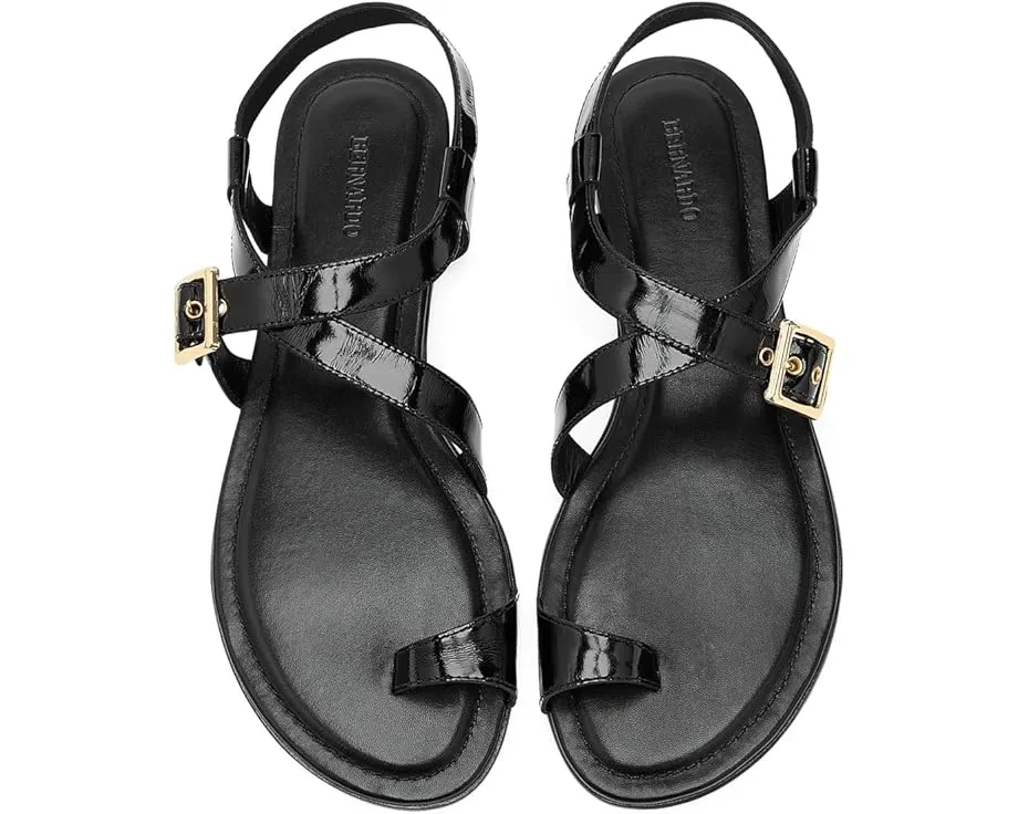 Сандалии Bernardo Hartshorn с кольцом для пальца и фактурной кожей