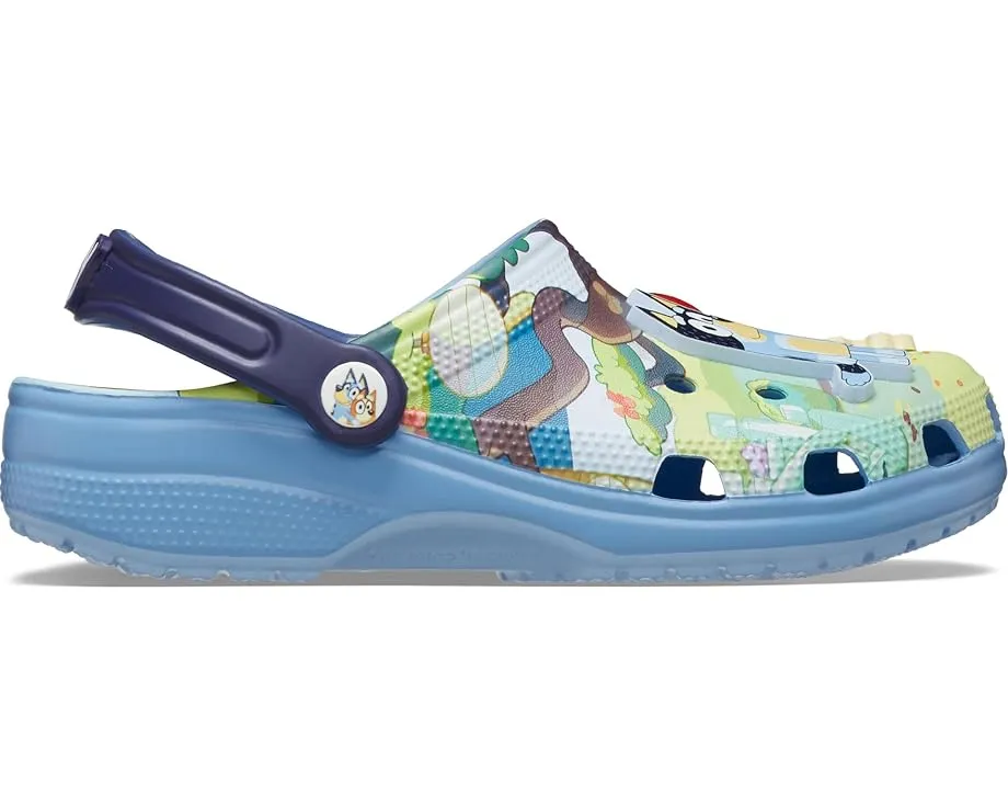 Классические клоги Crocs Bluey с принтом и большими шармами персонажей