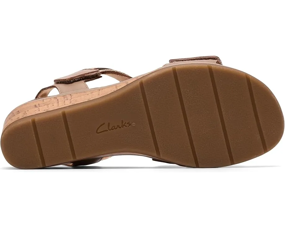 Clarks Kacha Wave сандалии на низком клине из мягкой кожи и контрастными ремешками