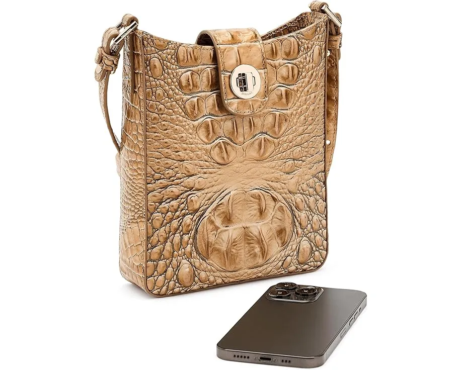 Кроссбоди Marley от Brahmin с текстурированной кожей и регулируемым ремнем