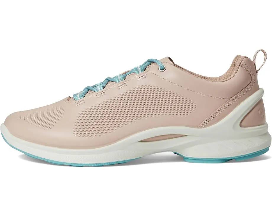 Женские кроссовки ECCO BIOM FJUEL Zephyr с технологией FLUIDFORM и перфорированной кожей