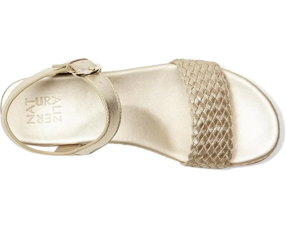 Сандалии Naturalizer Neila3 на танкетке с деталями из рафии и регулируемой пряжкой