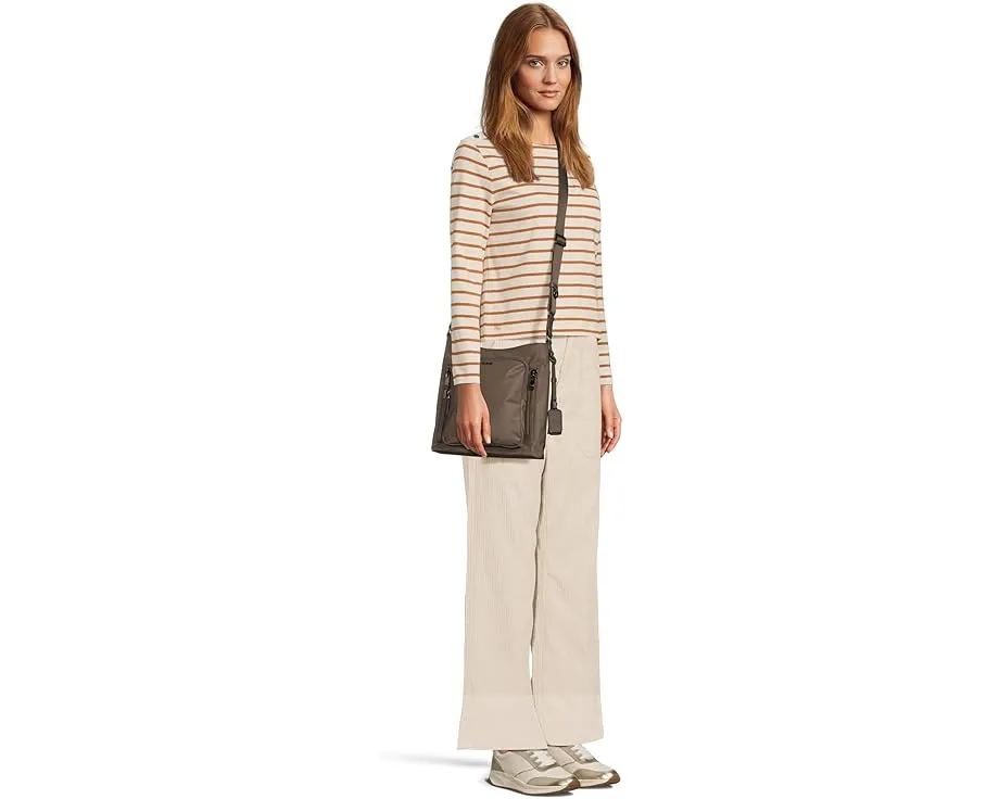 Кроссбоди Tumi Tyler с множеством карманов и съемным кожаным шармом