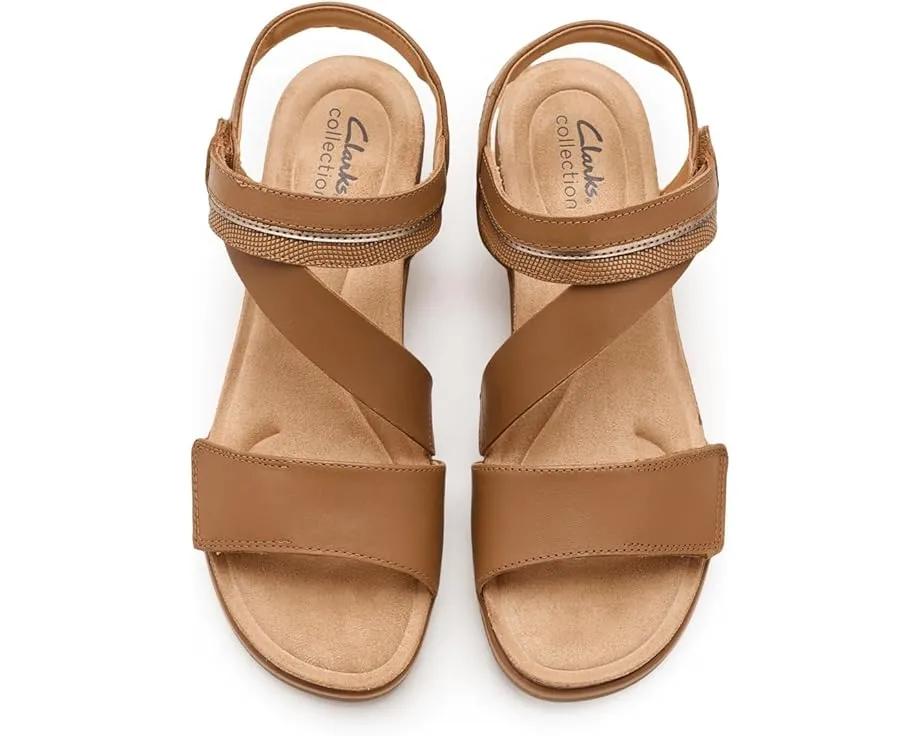 Clarks Kacha Wave сандалии на низком клине из мягкой кожи и контрастными ремешками