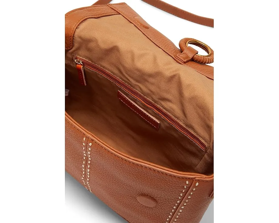 Сумка через плечо HOBO Austin Flap Crossbody в оттенке теплый мед