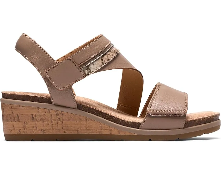 Clarks Kacha Wave сандалии на низком клине из мягкой кожи и контрастными ремешками