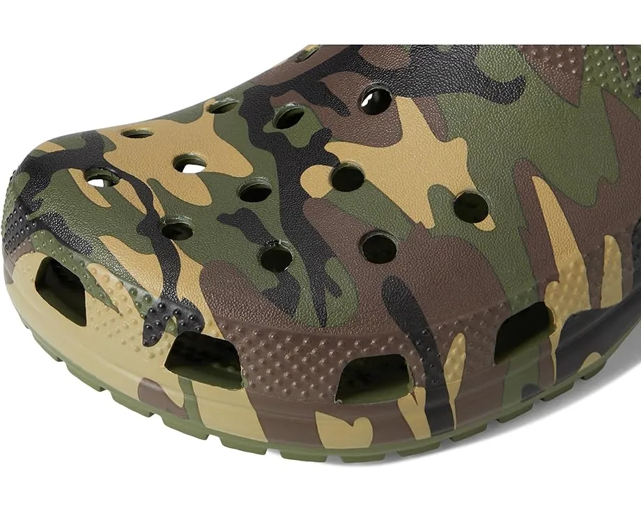 Детские кроксы Classic Camo Clogs с камуфляжным принтом и ремешком на пятке Crocs Kids