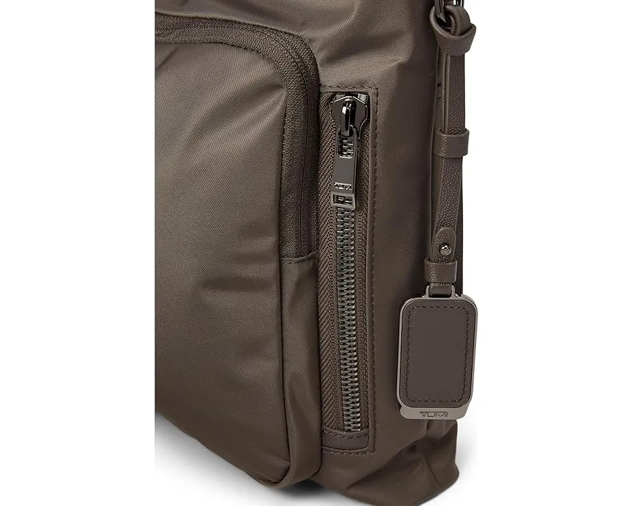 Кроссбоди Tumi Tyler с множеством карманов и съемным кожаным шармом