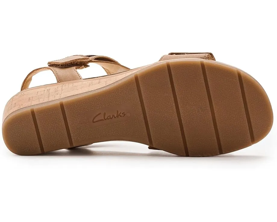 Clarks Kacha Wave сандалии на низком клине из мягкой кожи и контрастными ремешками