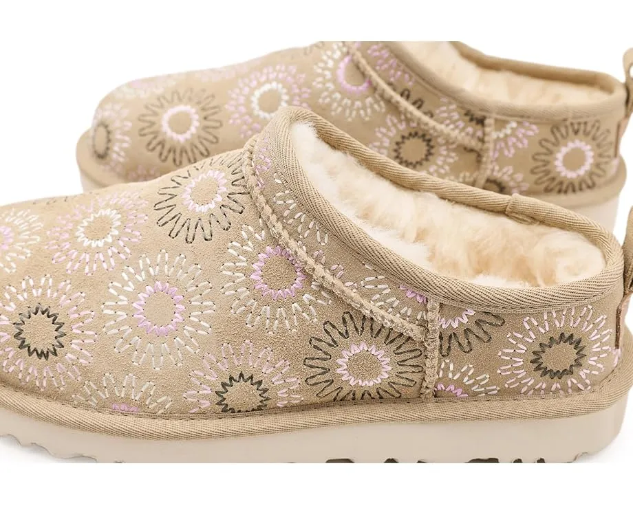 Угги Classic Micro Sun Stitch с вышитым логотипом