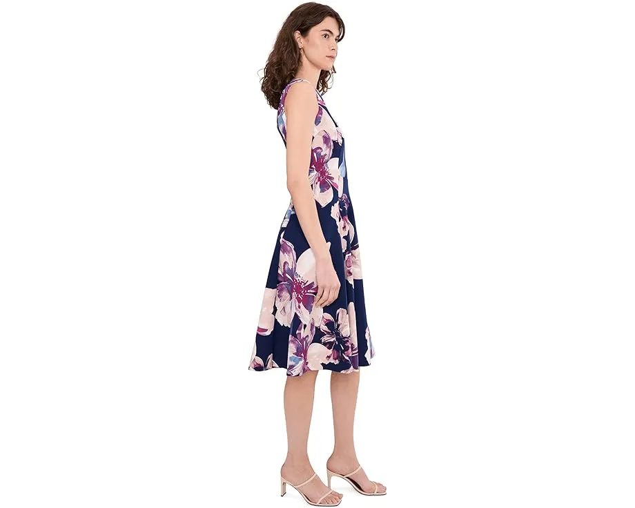 Платье Calvin Klein Sleeveless Floral Fit And Flare с принтом по всей поверхности и застежкой на спине